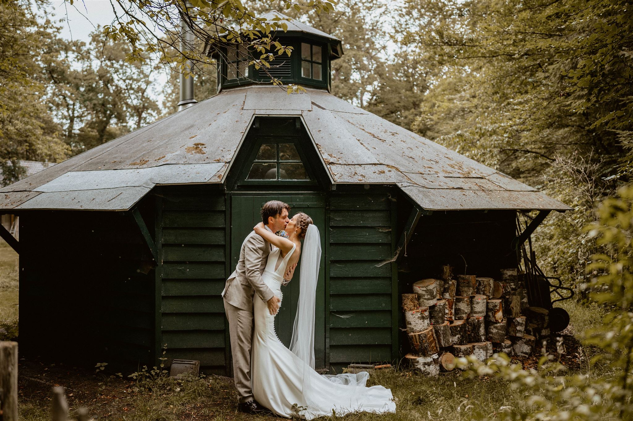 Bohemian bruiloft fotoshoot in het bos met natuurlijk licht en groen mos”