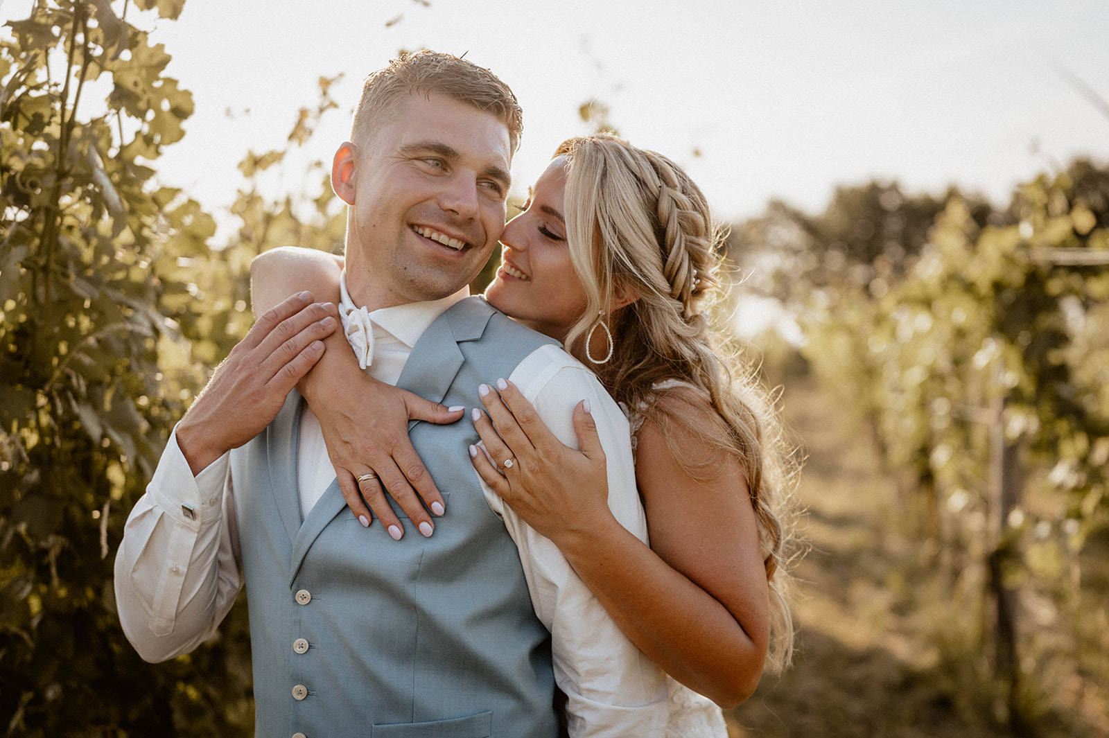 Zomerse bruiloft bij Wijngoed Montferland met ceremonie tussen de wijnranken, diner aan lange tafels en een festivalachtige sfeer met Piaggio en photobooth. Lees ervaringen, tips en leveranciers.